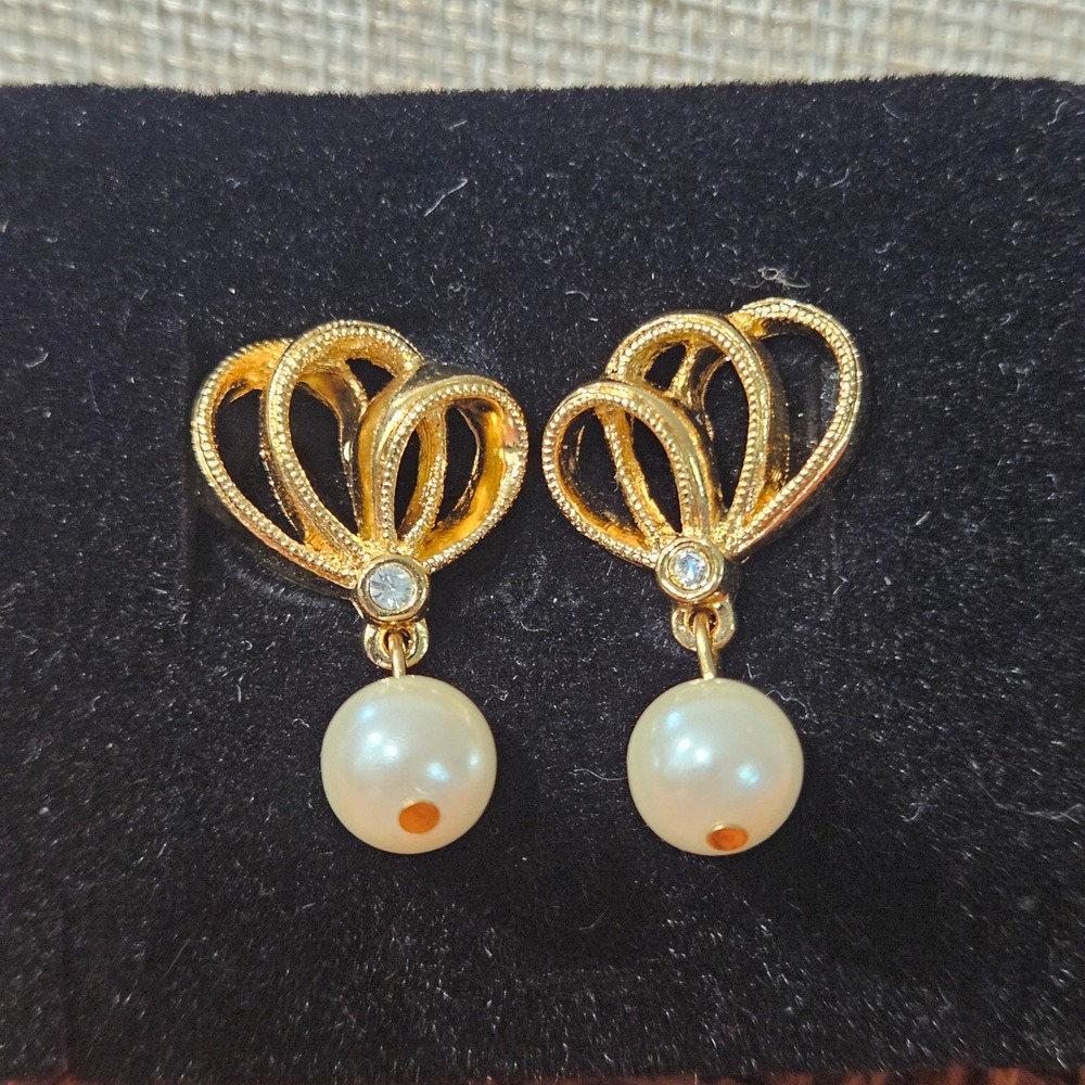 Avon 1996 Pearlesque Swirl Earrings with Box